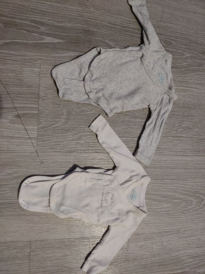 2 bodies avec manches tailles 0 M