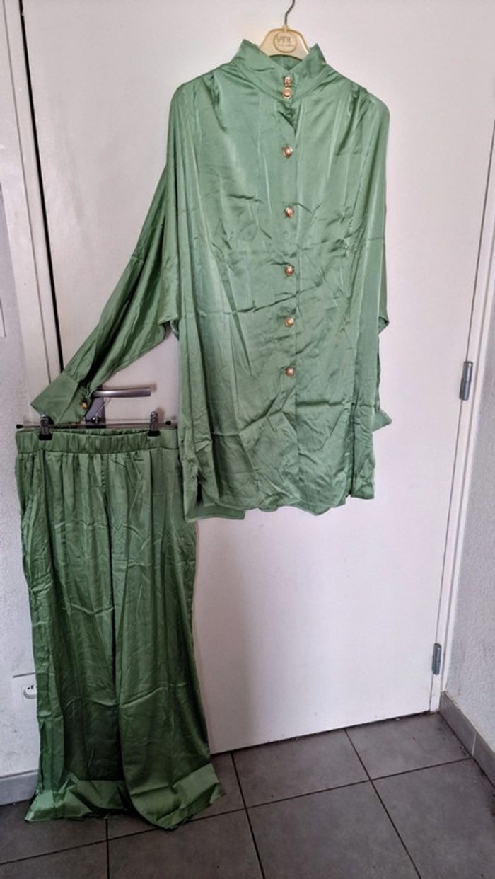Ensemble satiné oversize taille S/M  avec étiquette