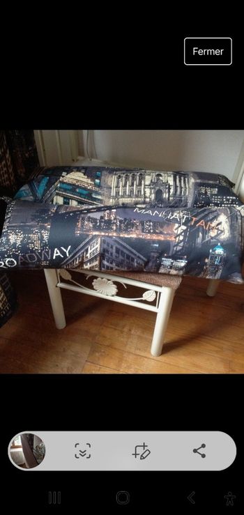 Rideaux doublés, coussins New York, petits cadre et lampe de chevet