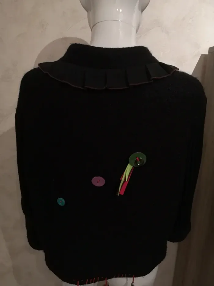 Gilet noir avec boutons fantaisie - photo numéro 2