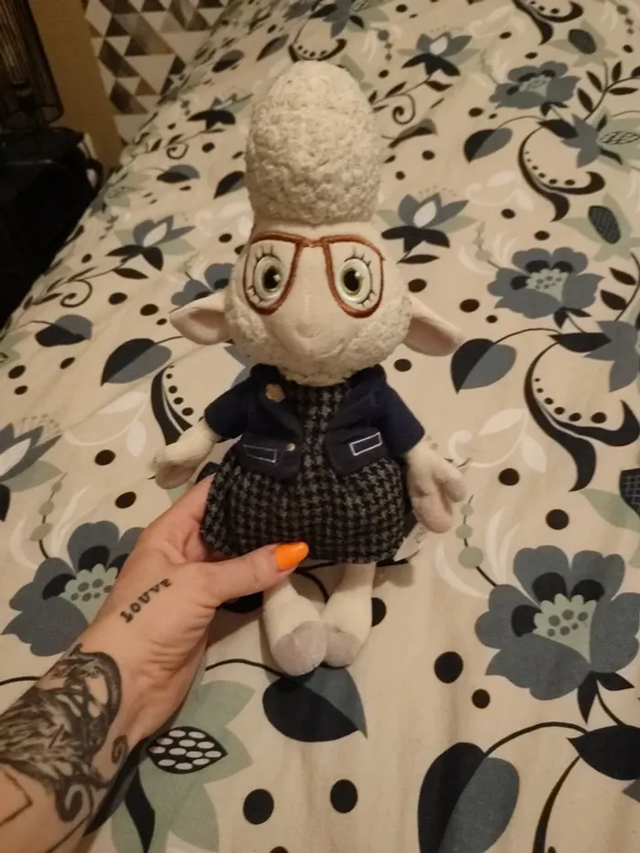 Peluche Adjointe au Maire de Zootopie "Bellwether"