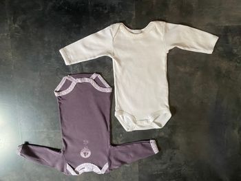 2 bodys 1 violine et 1 blanc 3 mois Petit Bateau