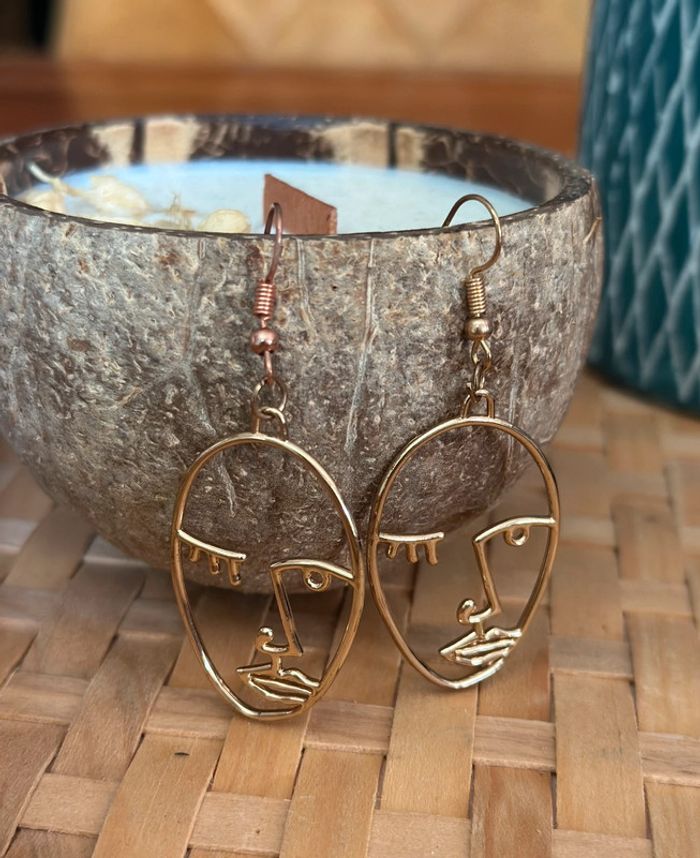 Boucles d’oreilles dorées – Forme visage artistique