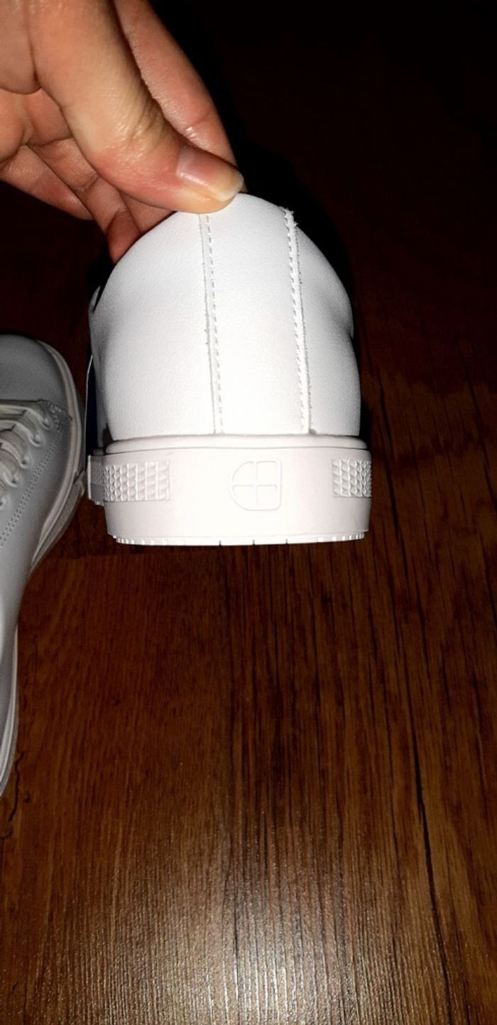 Basket blanche neuve en cuir Shoes For Crews - photo numéro 5