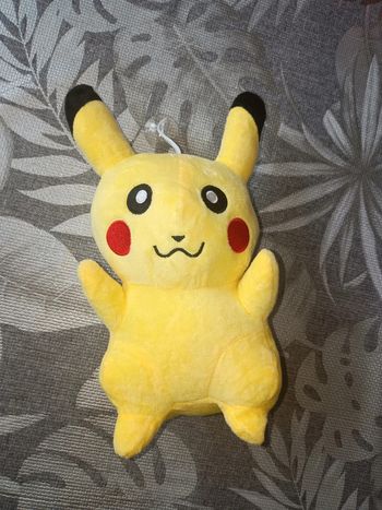 Peluche avec ventouse Pikachu
