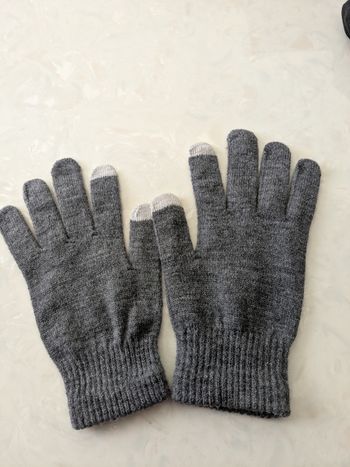 Paire de gants gris tactiles. Taille unique.