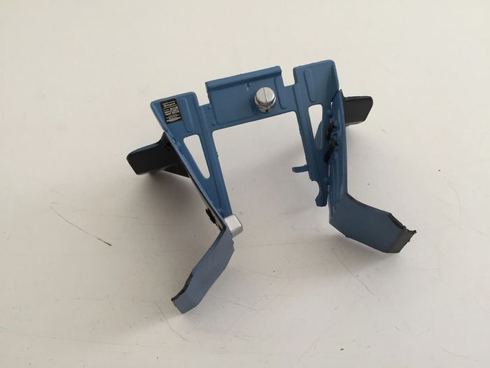 Fixation moteur pièce détachée miniature Peugeot 203 1954 Solido 1/18 #A38