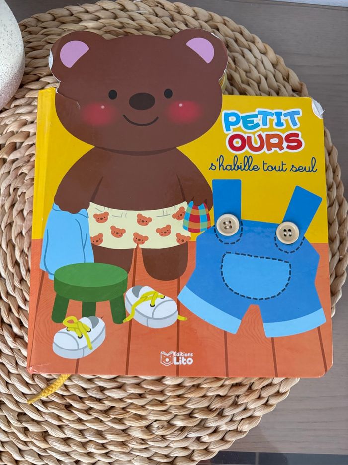 Livre petit ours s’habille seul
