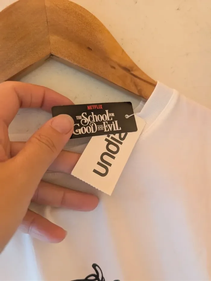 T-shirt the school for good and evil taille xs - photo numéro 5
