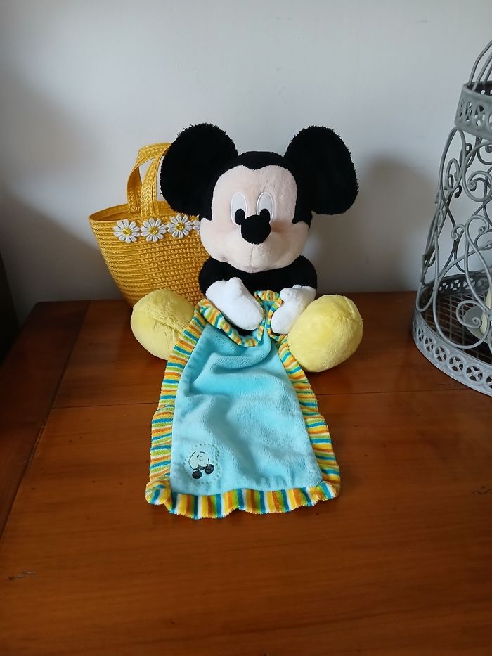 Doudou-Peluche Mickey avec mouchoir *Disneyland