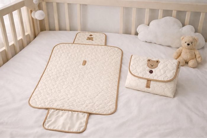 🧸 Matelas à langer nomade – Motif cœurs & petit ourson