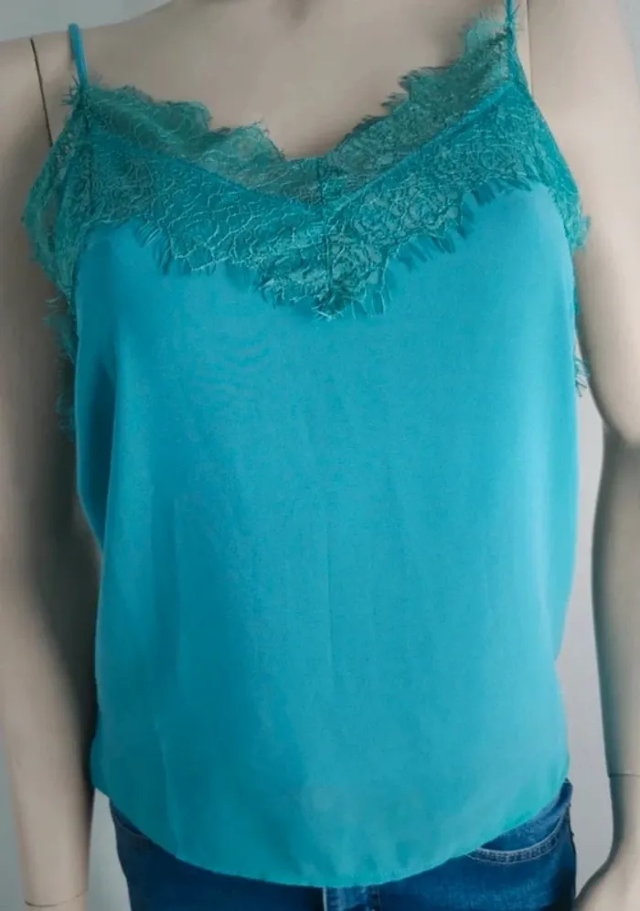 Top bretelles marque Ikoone & Bianka taille L encolure style  dentelle neuf avec étiquette