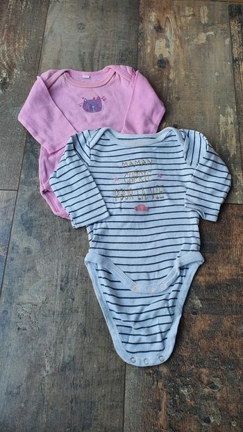 Lot de 2 body différentes marques 6 mois en très bon état 👌