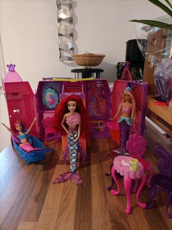 Château Ariel sous les mers Ariel + 2 barbies sirène dont 1 lumineuse+ meubles et accessoires