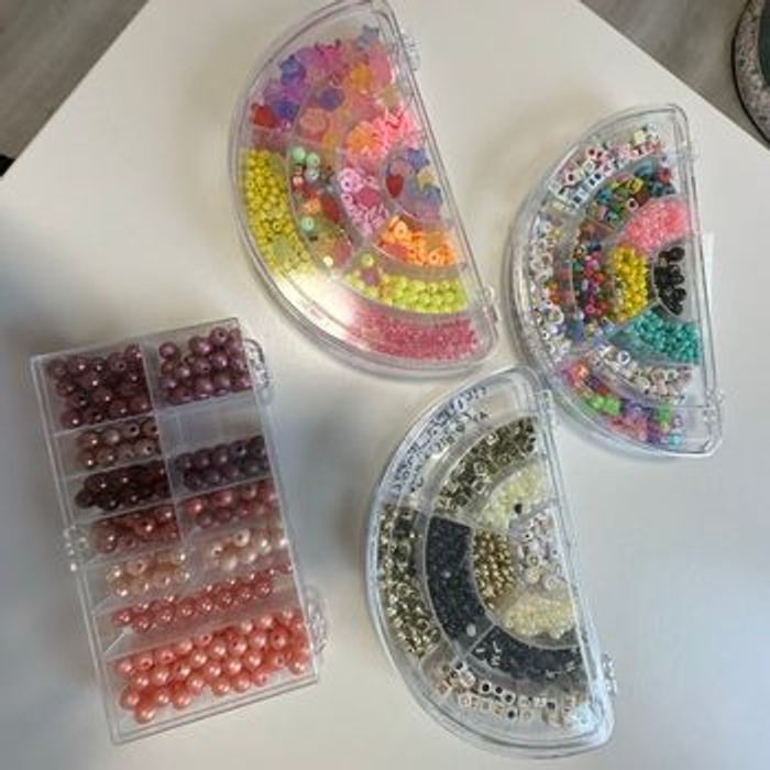 Lot 4 boîtes de perles