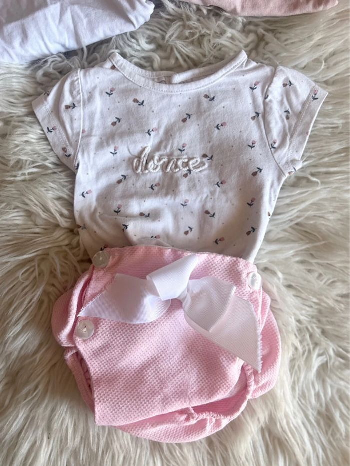 Fille 👧🏻 Lot fille 1 mois été - 3 debardeurs/1 tshirt/1 bloomer + lot de pantalon a donner - photo numéro 5