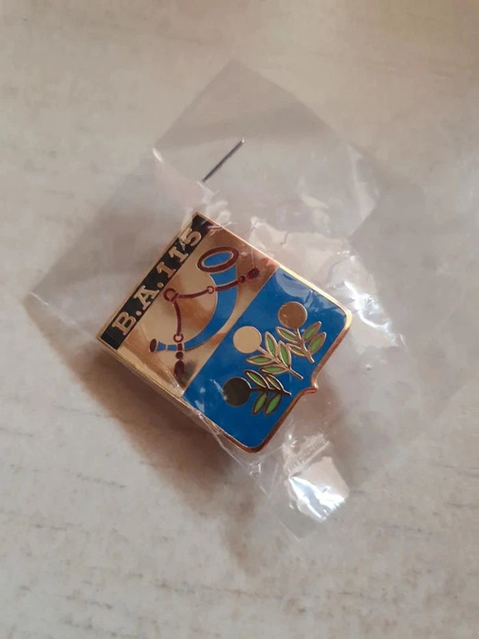 Broche BA 115