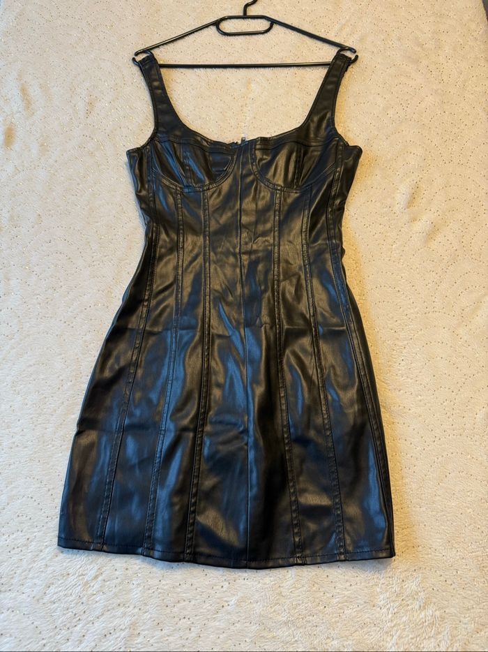Robe courte en simili cuir noir Bershka – neuve sans étiquette - photo numéro 6