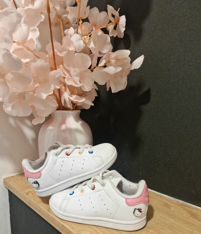 Superbe stand hello  kitty