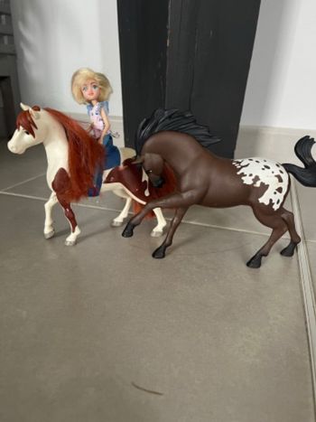 Poupée + 2 chevaux