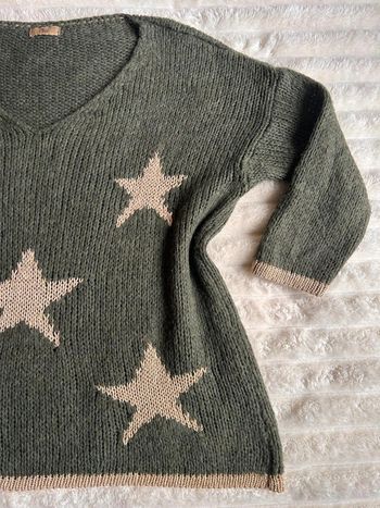 Jolie pull oversize kaki étoiles dorées
