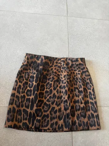 Jupe marron H&M, taille 38, bon état mais il y a des petits accrocs