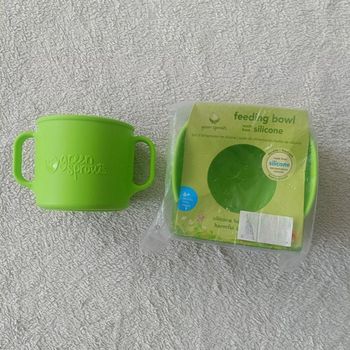 Un bol d'alimentation et  un verre d'apprentissage green sprouts