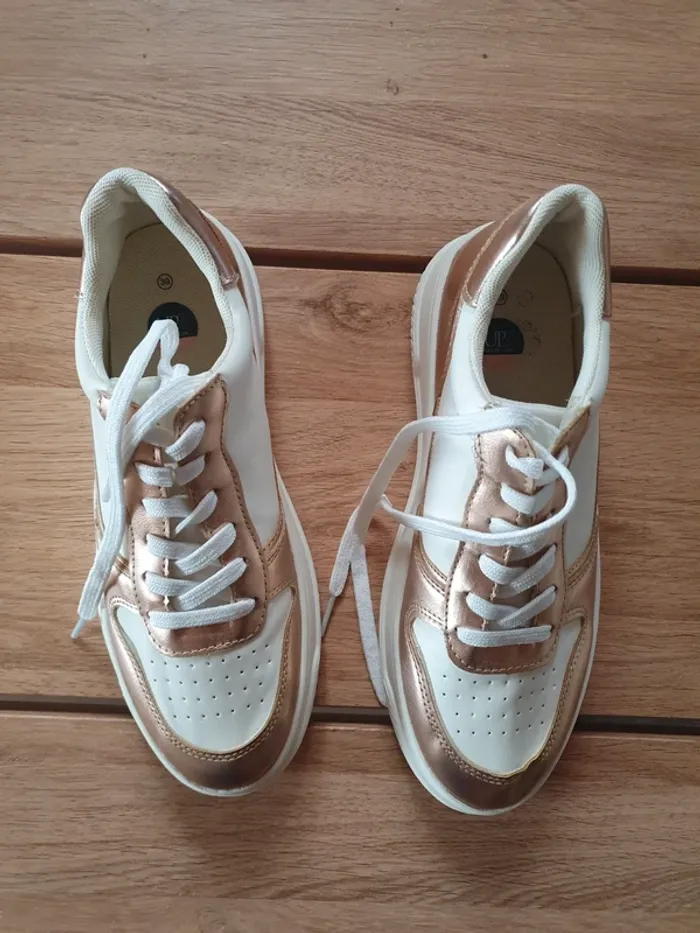 🌸 Baskets blanches avec détails rose gold 🌸 pointure 39 🌸 - photo numéro 2