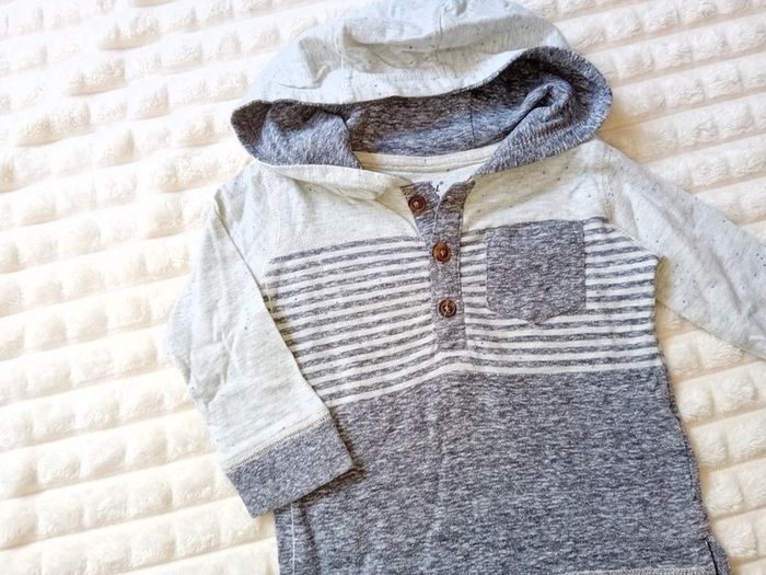 Pull à capuche garçon 9/12mois 🩶🤍 - photo numéro 2