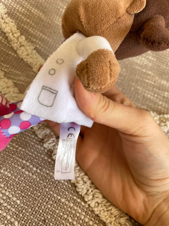 Peluche doudou 18cm Disney Docteur La Peluche poupée noir et violette très bon état - photo numéro 4