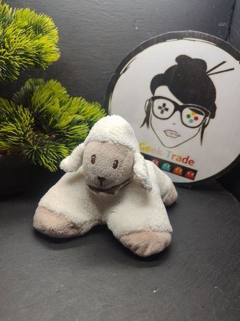 Peluche mouton blanc crème grelot Cappuccino doudou marron bandana pois  Nattou