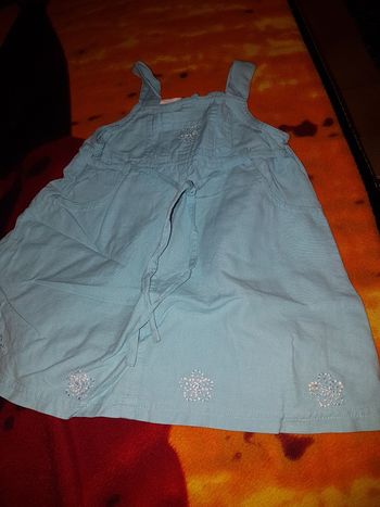 Robe à bretelles. 1 an.