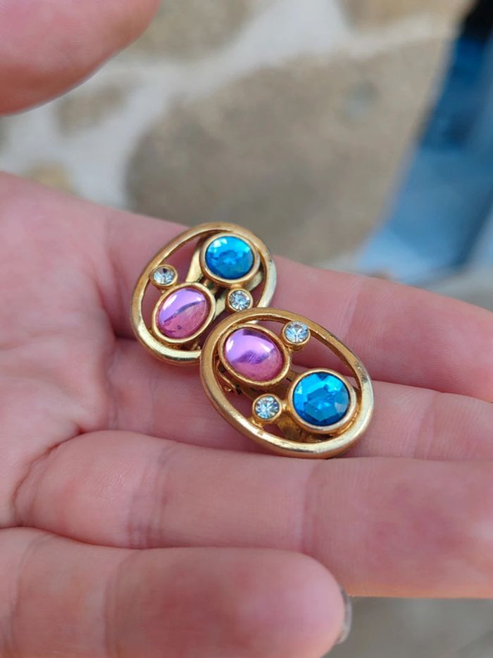 Clips d'oreilles dorés avec strass bleus et roses - photo numéro 2