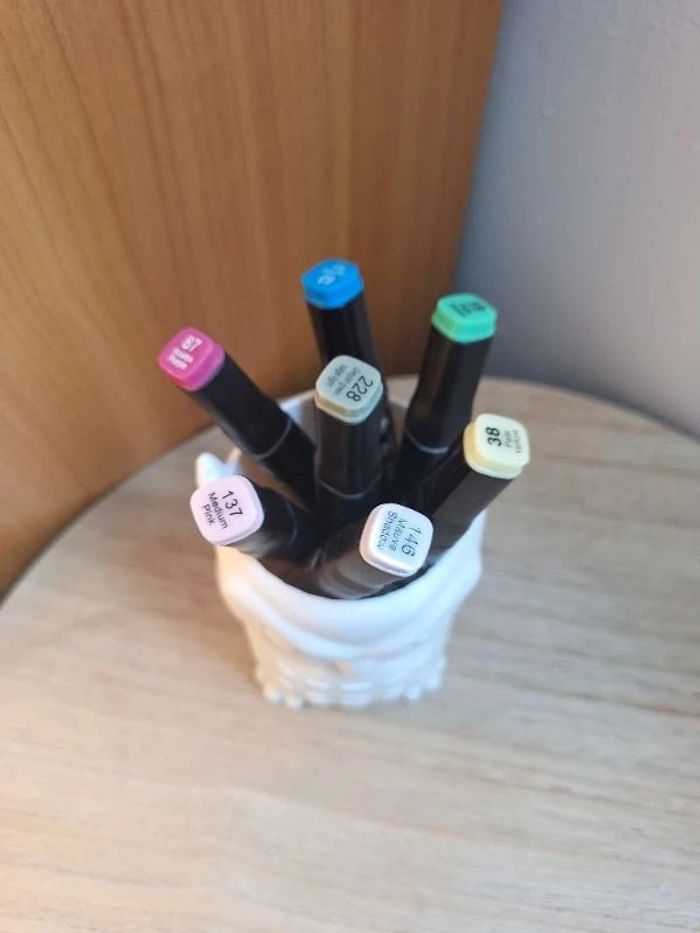 Pot à crayon avec feutres neuf - photo numéro 2