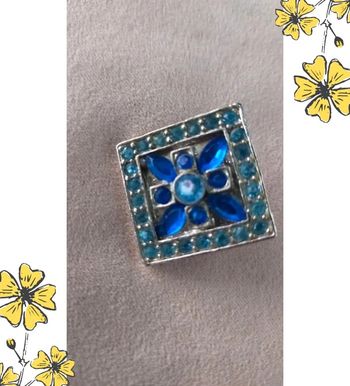 Pin’s carré vintage bleu – motif fleuri scintillant - Collection Brume Bleue