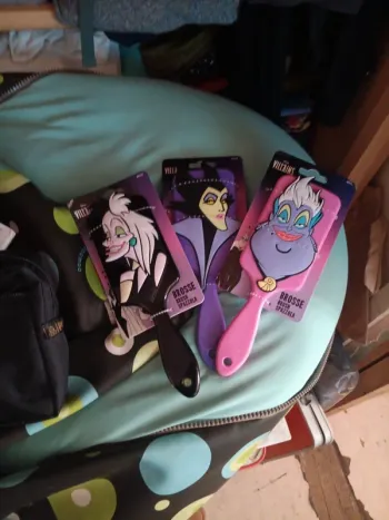 Lot 3 brosses à cheveux méchantes  Disney pas de vinted go
