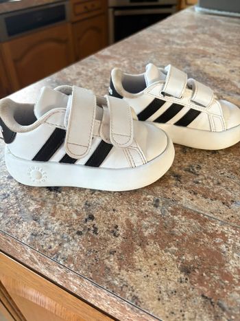 Basket adidas bébé