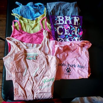 4 débardeurs, une chemise et 3 tshirts