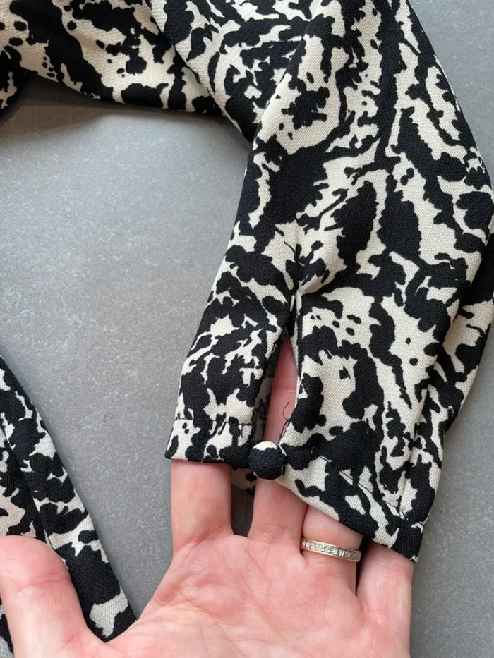 Robe mi longue chic noire et blanche manches longues - photo numéro 5