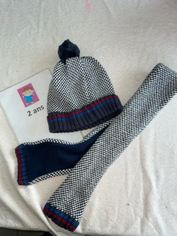 Lot bonnet et écharpe assortis