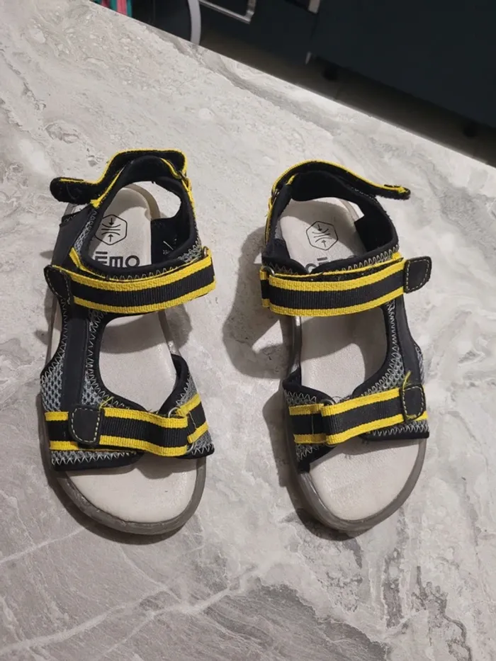 Sandales sport garçon à brides scratch et semelle crantée noir