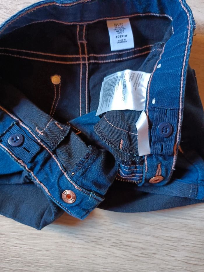 30. Short en jeans H&M 122 6-7ans mis 1x - photo numéro 3
