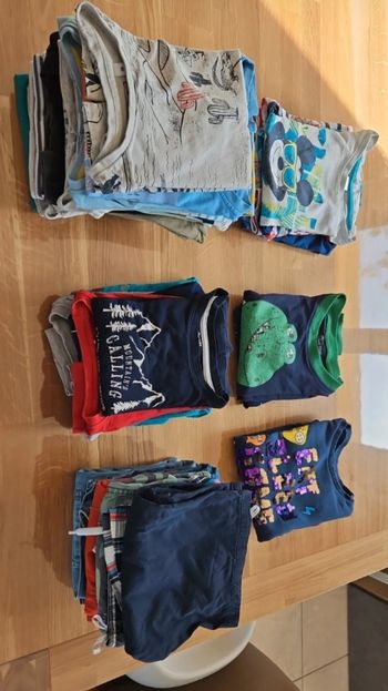 Lot vêtements (33 pièces) garçon 5 ans