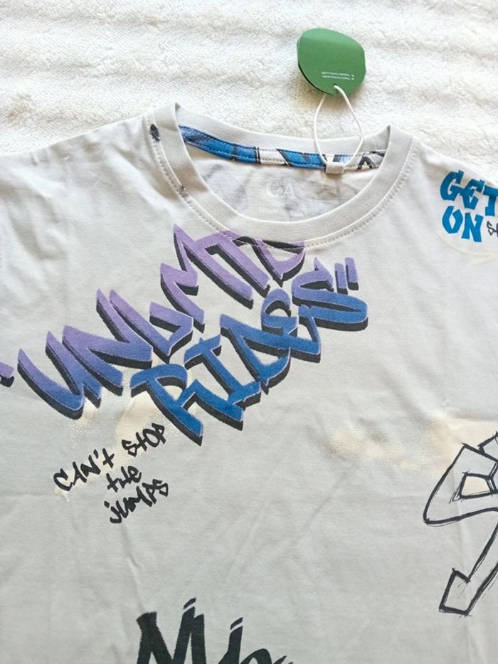 Tshirt graffiti garcon neuf 8ans 🩶💙 - photo numéro 2