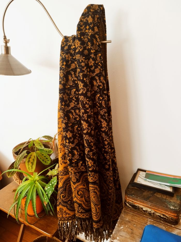 Châle noir et moutarde - photo numéro 2