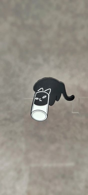 🍄 pin's chat avec la tête dans un verre