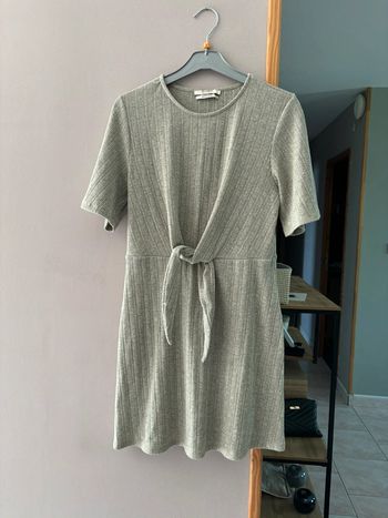 Robe moulante à manche courtes avec noeud