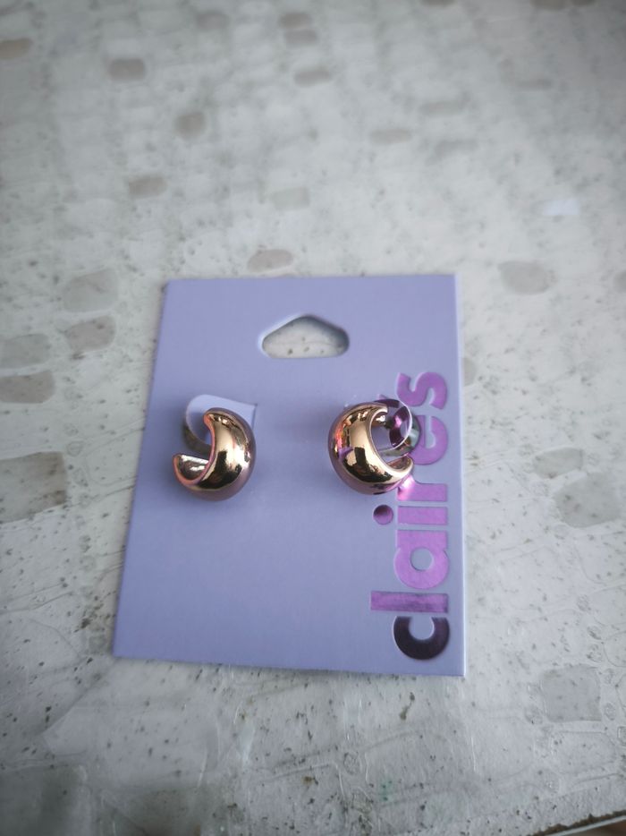 Petite boucle d'oreille neuf