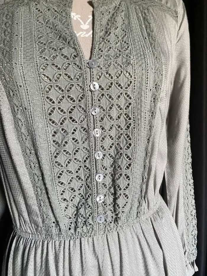Robe verte avec motifs ajourés - photo numéro 2