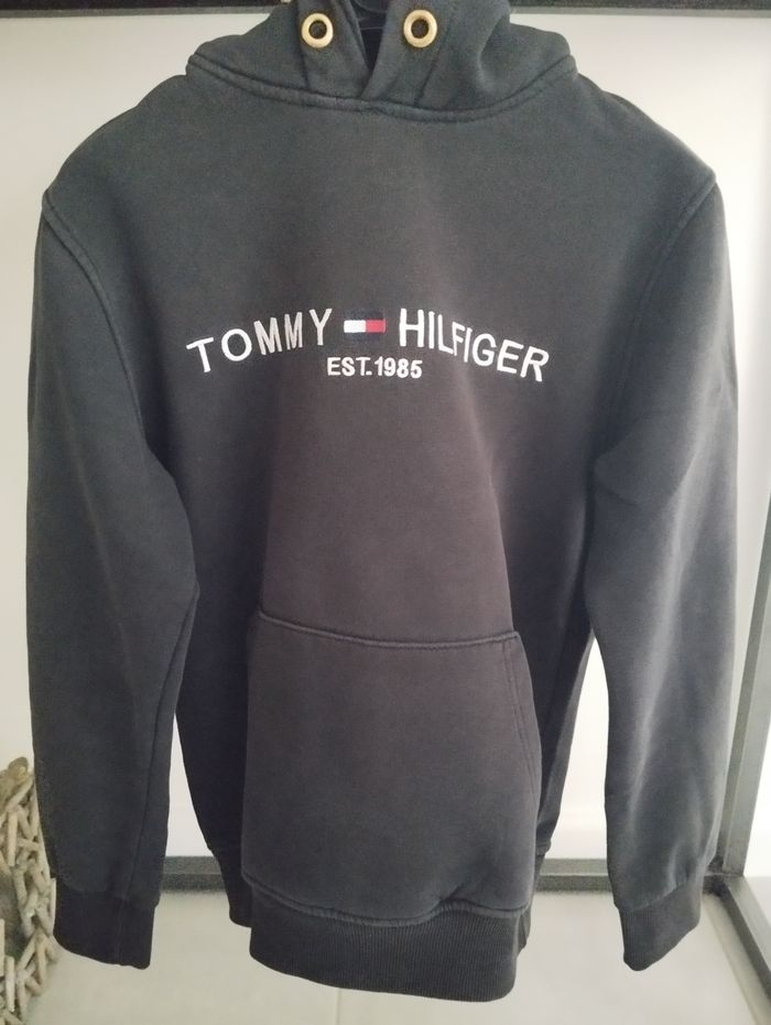 Sweat Tommy Hilfiger Taille : L ( je pense 10/12 ans) Prix : 20 € - photo numéro 5